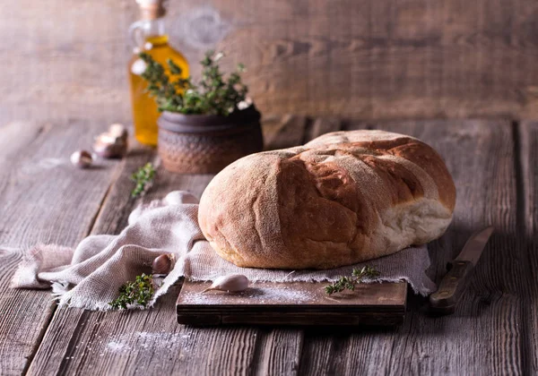 ev yapımı taze pişmiş ekmek ahşap kesme tahtası üzerinde