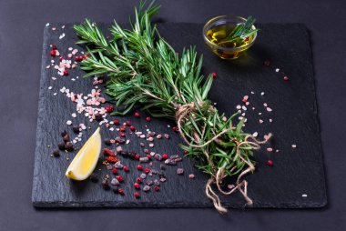 Biberiye bitki, tuz ve baharat siyah arduvaz gemide