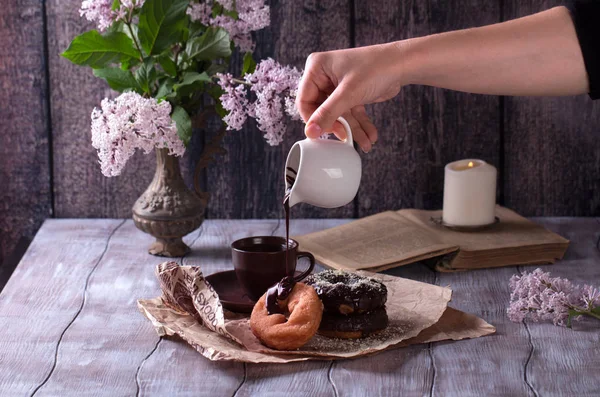 Lekkere donuts op houten tafel — Stockfoto