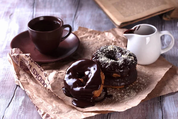 Sabrosas rosquillas sobre mesa de madera — Foto de Stock