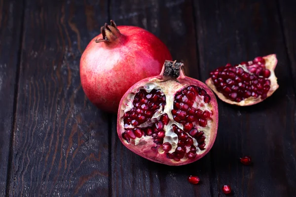 Některé červené šťavnaté granátové jablko — Stock fotografie
