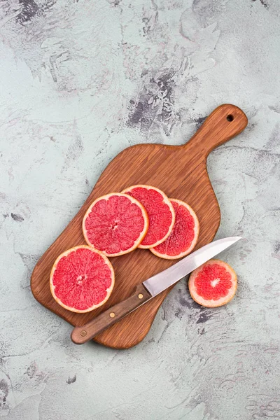 Sliced ripe Sicilian orange on an old cutting board. — Stock Photo, Image