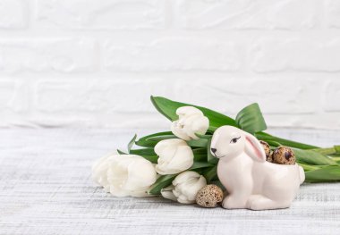 yumurta, Bahar laleler ve porselen Paskalya tavşanı eski ahşap tablo Easter kompozisyonu
