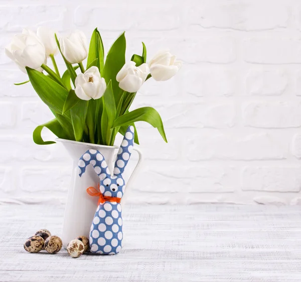 Composizione pasquale con uova, tulipani primaverili e coniglietto pasquale fatto a mano su vecchio tavolo di legno — Foto Stock