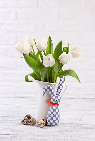 Composição de Páscoa com ovos, tulipas de primavera e coelho de Páscoa artesanal na mesa de madeira velha — Fotografia de Stock