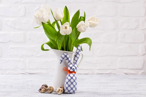 Osterkomposition mit Eiern, Frühlingstulpen und handgemachtem Osterhasen auf altem Holztisch — Stockfoto