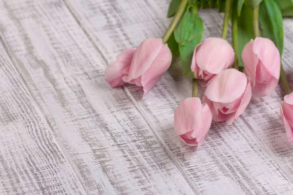 Bouquet di fiori di tulipano rosa fresco su tavolo rustico in legno bianco — Foto Stock