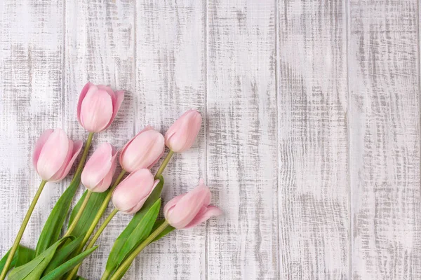 Bouquet di fiori di tulipano rosa fresco su tavolo rustico in legno bianco — Foto Stock