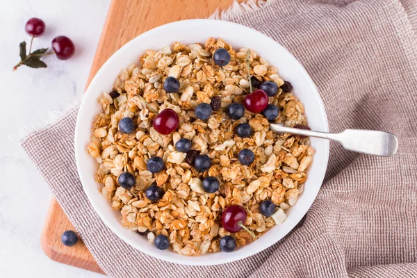 Miskę domowe muesli ze świeżych jagód na białym tle z widoku z góry — Zdjęcie stockowe