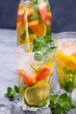 Soğuk Yaz limonata bir cam bir gri beton veya taş arka plan yenileme.