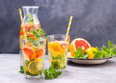 Soğuk Yaz limonata bir cam bir gri beton veya taş arka plan yenileme.