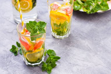 Soğuk Yaz limonata bir cam bir gri beton veya taş arka plan yenileme.