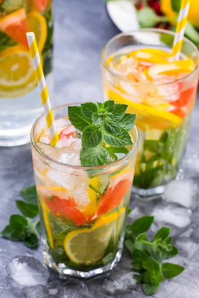 Cold refreshing summer lemonade in a glass on a grey concrete or stone background. — Stock Photo, Image