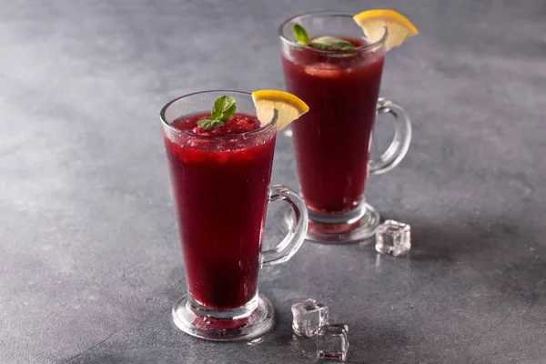 Refreshing fruit punch beverage in glass — Stock Photo, Image