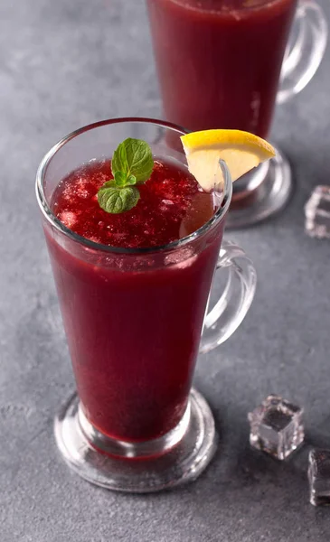 Refreshing fruit punch beverage in glass — Stock Photo, Image