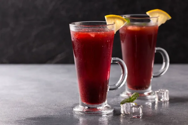 Refreshing fruit punch beverage in glass — Stock Photo, Image