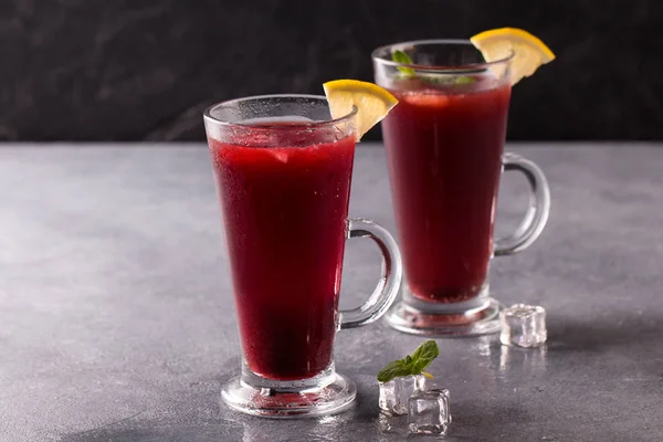 Refreshing fruit punch beverage in glass — Stock Photo, Image