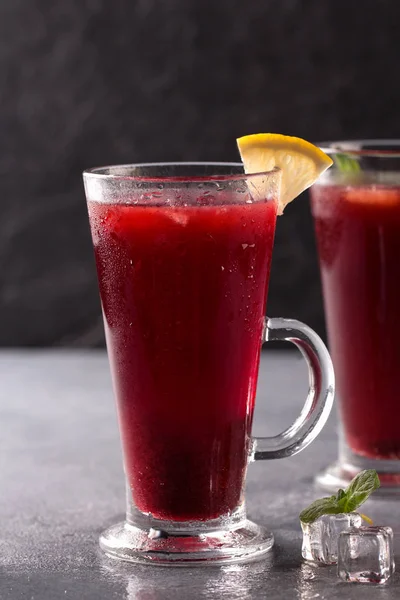 Refrescante bebida ponche de frutas em vidro — Fotografia de Stock