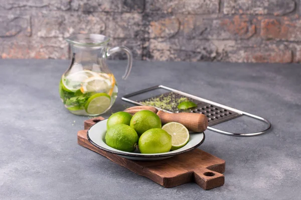 Vápno a citronová limonáda s mátou a ledu — Stock fotografie