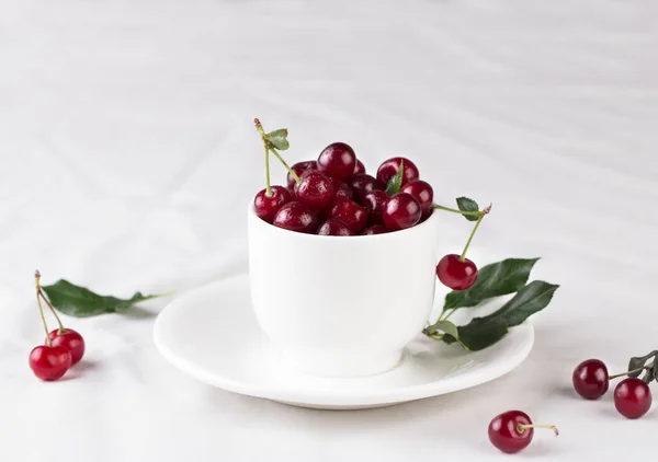 Cerejas frescas na tigela na mesa — Fotografia de Stock