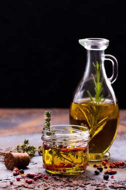 baharatlarla aromalı zeytinyağı