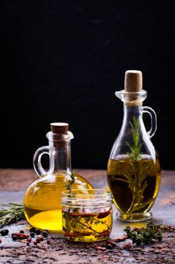 baharatlarla aromalı zeytinyağı