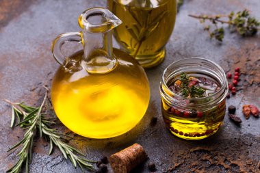 baharatlarla aromalı zeytinyağı