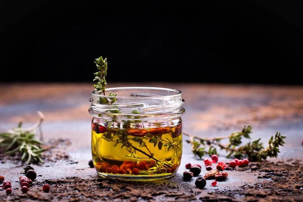 Оливковое масло со вкусом специй — стоковое фото