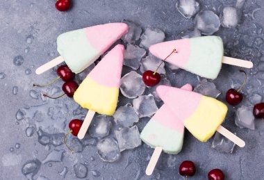 Ev yapımı dondurma ya da dondurmayı buz beton tablo ile