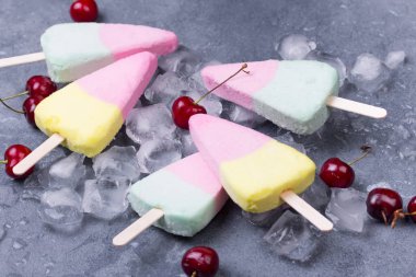 Ev yapımı dondurma ya da dondurmayı buz beton tablo ile