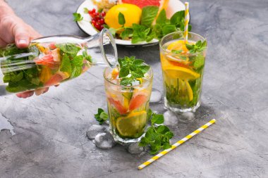 Soğuk Yaz limonata bir cam bir gri beton veya taş arka plan yenileme.