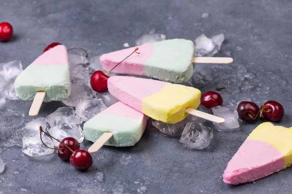 Gelati fatti in casa o ghiaccioli con ghiaccio sul tavolo di cemento — Foto Stock