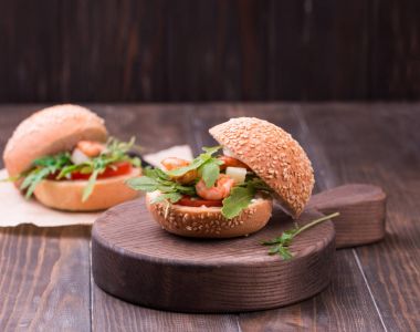 Karides, roka, domates ve soğan ile beyaz sos ile Asya burger