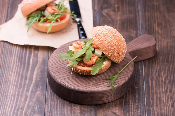 Aziatische hamburger met garnalen, rucola, tomaat en UI met witte saus — Stockfoto