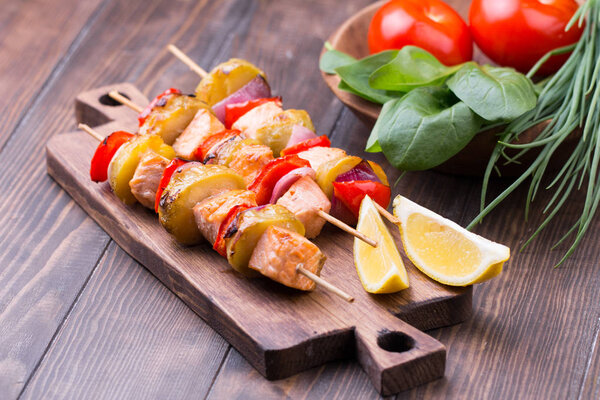 Гриль лосось и овощи на шашлыках
.