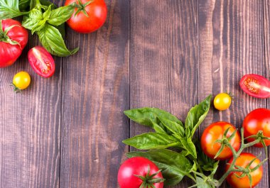 Ahşap zemin üzerinde taze, olgun domateslerin yakın çekimi