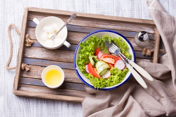 Verse salade op de tray — Stockfoto