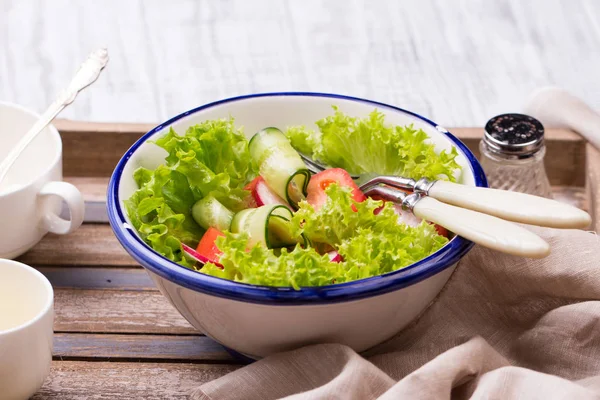 Verse salade op de tray — Stockfoto