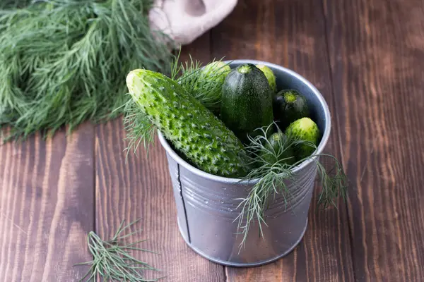 Ham organik salatalık yemeye hazır