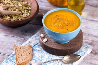 Krem ve kabak çekirdeği ile kavrulmuş kabak ve havuç çorbası