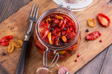 Kavanozda zeytinyağıyla kurutulmuş domates.