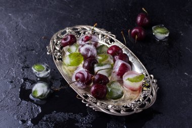 Ice cube dondurulmuş vişne