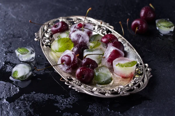 Cherry zamrzlé v ledu kostky — Stock fotografie