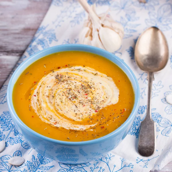 Sopa de calabaza y zanahoria asada con semillas de crema y calabaza — Foto de Stock