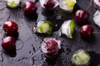 Ice cube dondurulmuş vişne