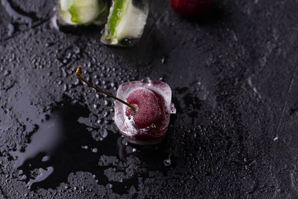 Ice cube dondurulmuş vişne