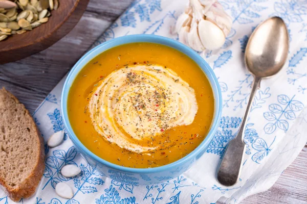 Sopa de calabaza y zanahoria asada con semillas de crema y calabaza — Foto de Stock