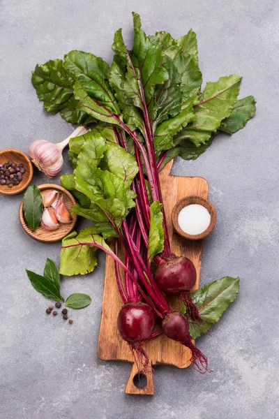 Bunch of fresh beetroots with leaves — Stock Photo, Image