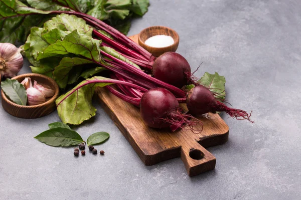 Taze yaprakları ile beetroots demet