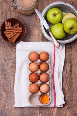 Malzemeler ve araçlar bir elmalı turta, en iyi görünümü yapmak için